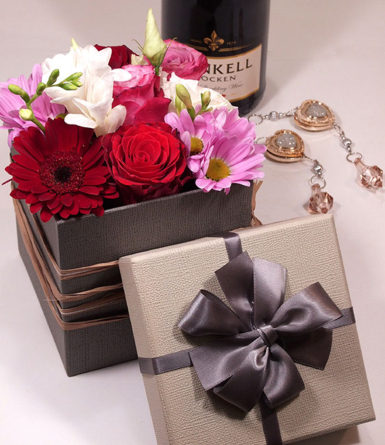 Virágposta - Love is in the air! - Elegáns virágdoboz rózsákkal